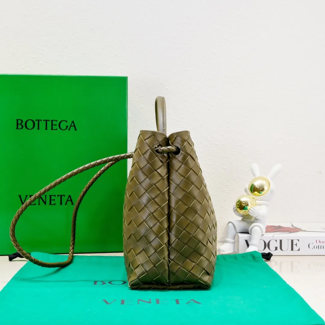 The 2023 new Andiamo batch of 2260 BV has been shipped‼ ️Really popular🔥The new Andiamo woven handbag launched by Bottega Veneta this season is really popular all over the world! ! Celebrities at home and abroad have worn it, and Oscar-winning actress Michelle Yeoh has taken it out on the street. Song Jia, Trai Yara, Yu Feihong, Sanji Ayaka, Rosie Hunting-Whiteley, Yoshioka Riho, etc. have all picked up this bag. It is classic and versatile, showing off its temperament, and the bag capacity is also large, which is very convenient for daily commuting! ! A variety of carrying methods, the shoulder straps can be adjusted by yourself, the original lambskin feels soft and delicate, and the unisex style breaks gender boundaries and brings a more practical and longer-lasting use experience. Andiamo, which has both elegant and casual styles, perfectly interprets the true appearance of "fashionable old money style". Style number: 8463 Size: 32*24*12